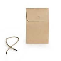 علبة كرتونية طولية مزودة بحبل للحمل وقفل علوي 10*1...