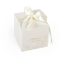 علبة توزيعات لون أبيض بزخرفة ذهبية بتصميم فاخر بشر...