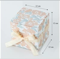 علبة توزيعات شوكولاته بتصميم فاخر بشريطة / العدد 1...