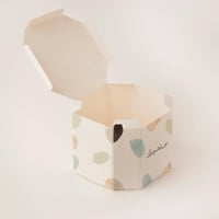 علب التوزيعات الفاخرة لون ابيض رختمي بعبارة عيدكم...