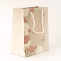 أكياس فاخرة للعيد لون رمادي بطبعات وختم "عيدكم مبا...