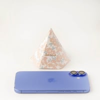 علب توزيعات بشكل هرمي فاخر وشريطةبيج بعبارة عيدكم...