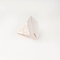 علب توزيعات بشكل هرمي فاخر وشريطةبيج بعبارة عيدكم...