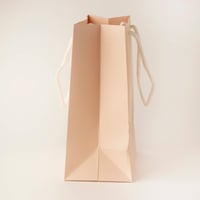 أكياس فاخرة للعيد لون بيج بدوائر ذهبية وختم "عيدكم...