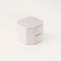 علب التوزيعات الفاخرة لون موفي ونمط ابيض بعبارة عي...