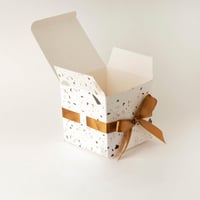 علبة توزيعات أبيض رخامي فاخرة بعبارة عيدكم مبارك و...