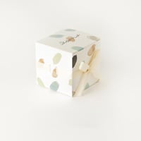 علبة فاخرة للكيك والحلويات لون أبيض بنمط تيرازو بع...