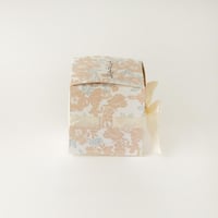 علبة توزيعات شوكولاته بتصميم فاخر بشريطة وعبارة عي...