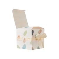 علبة فاخرة للكيك والحلويات لون أبيض بنمط تيرازو وش...