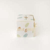 علبة فاخرة للكيك والحلويات لون أبيض بنمط تيرازو بع...