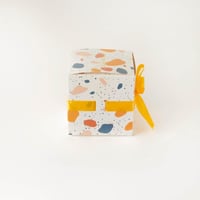 علبة توزيعات أبيض رخامي بنقط ذهبية فاخرة بعبارة عي...