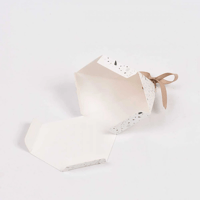 علب توزيعات شوكولاته بشكل هرمي فاخر وعبارة عيدكم م...