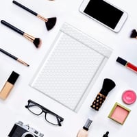 ظرف أبيض للشحن للطرود والطلبات بفقاعات حماية داخلي...