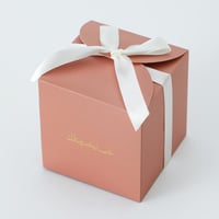 علبة توزيعات لون بني بتصميم فاخر بشريطة وعبارة عيد...