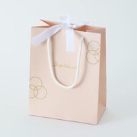 أكياس فاخرة للعيد لون بيج بدوائر ذهبية وختم "عيدكم...