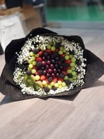 باقة فواكه بالورد