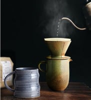 كوب فخاري يدوي vintage بشكل عصري