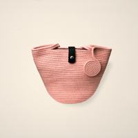 الشنطة الوردية مع القبعة