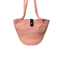 الشنطة الوردية مع القبعة