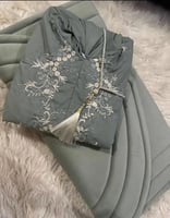 سجاده مخمل مبطنه وشرشف مطرز ومسبحه لون سماوي