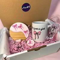 بوكس الفيونكه ( كوب، قاعدة كوب، فاصل كتاب، ميداليه...