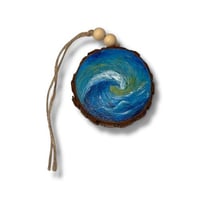 تعليقة سيارة ( روح البحر ) رُسمت من الجهتين