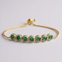 اسورة نسائية رقيقة بكرستالات خضراء مطلية ذهب عيار...