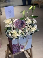 بوكس هنوفريان منسق بزهور بيضاء