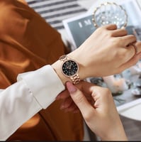 ساعة نسائية انيقة ماركة CURREN موديل 9085