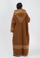 فروة شتوية رجالي بني بتطريز ذهبي وفرو داخلي كامل