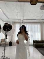 فستان طويل ابيض بشال مطرز