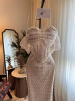 فستان سهرة بيج مزين بالولو والترتر