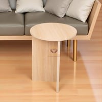 طاولة خدمة خشب شبيه الترافنتينو سطح دائري لون بيج