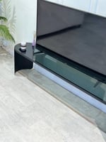 طاولة تلفزيون حديدية بسطح زجاج شفاف | تصميم عصري ل...