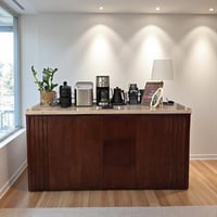 بوفيه خشب سنديان بسطح بديل رخام – تصميم فاخر يجمع...