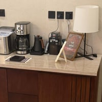 بوفيه خشب سنديان بسطح بديل رخام – تصميم فاخر يجمع...