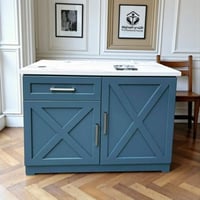 بار قهوة أنيق بمزيج متناغم من الخشب والرخام الصناع...