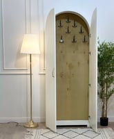 دولاب عبايات بلون ابيض