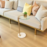 طاولة خدمة مودرن القاعدة رخام أبيض والسطح زجاج شفا...