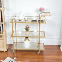 عربة تقديم قواعد لون ذهبي 3 دور سطح زجاج شفاف