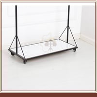 رف معدني لون أسود بتصميم مبتكر لعرض الملابس