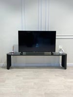 طاولة تلفزيون حديدية بسطح زجاج شفاف | تصميم عصري ل...