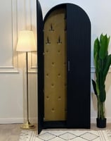 دولاب عبايات بلون اسود