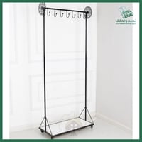 رف معدني لون أسود بتصميم مبتكر لعرض الملابس