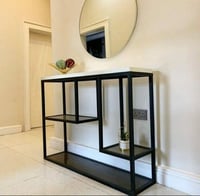 مدخل كونسول حديد أسود بسطح بديل رخام ورفوف زجاج –...