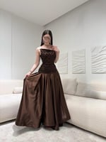 فستان بني طويل بتنوره واسعة