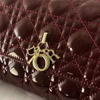 ديور - عنابي لمعه مقاس ٢٣