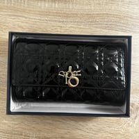 ديور- اسود لمعه مقاس ٢٣