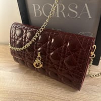 ديور - عنابي لمعه مقاس ٢٣