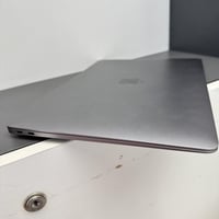 ماك بوك اير M1 مستخدم البطارية 97% ذاكره 256GB رام...